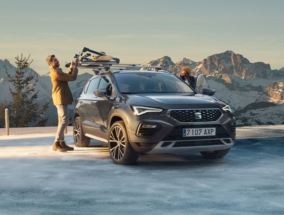 man standing next to the seat ateca with a snow rack accessory