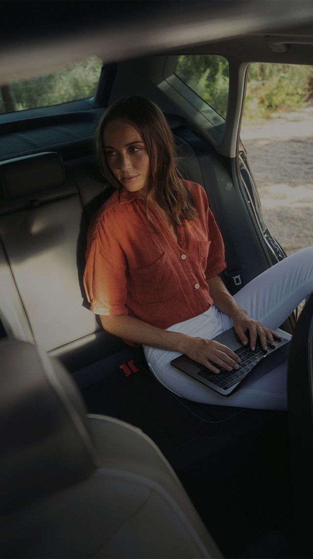 woman-sitting-inside-sea- ateca-interior-black-dark-camouflage-seating