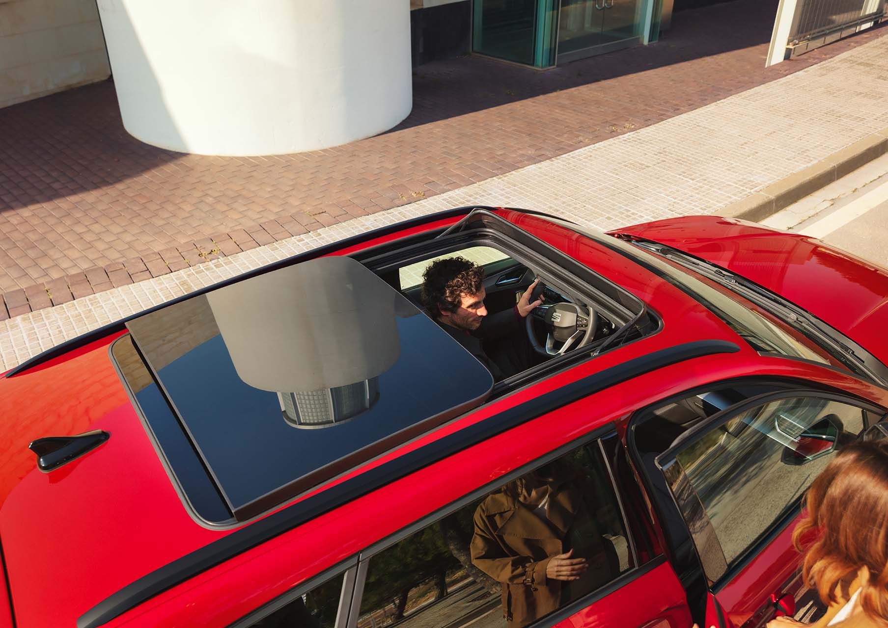 top view of seat leon sp fr trim desire red colour with panoramic roof